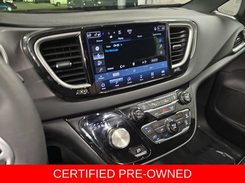 Used 2025 Chrysler Pacifica Select FWD image 21