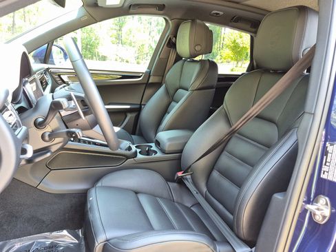 Certified 2026 Porsche Macan AWD/4WD image 5