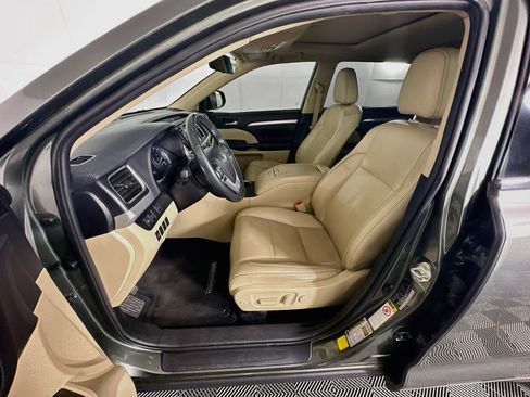 Used 2019 Toyota Highlander XLE FWD image 13
