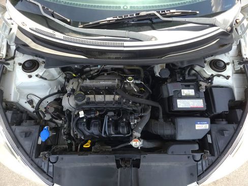 Used 2016 Hyundai Veloster FWD image 23
