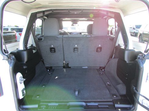 Used 2025 Jeep Wrangler Unlimited Sahara AWD/4WD image 33
