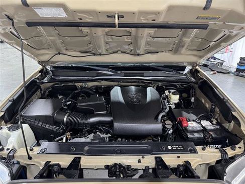 Used 2018 Toyota Tacoma SR5 RWD image 39