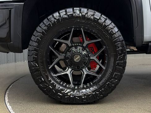 Used 2025 GMC Sierra 2500 AT4X AWD/4WD image 10
