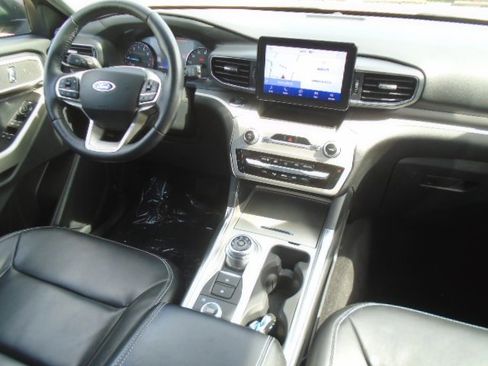 Used 2021 Ford Explorer XLT w/ Equipment Group 202A AWD/4WD image 11