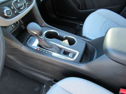 Used 2023 Chevrolet Equinox LS w/ LS Convenience Package FWD image 18