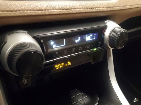 Used 2021 Toyota RAV4 LE image 27