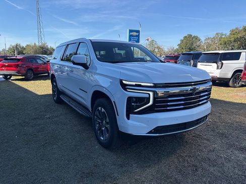New 2026 Chevrolet Suburban LT image 2