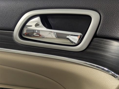 Used 2019 Jeep Grand Cherokee Limited w/ Luxury Group II image 14