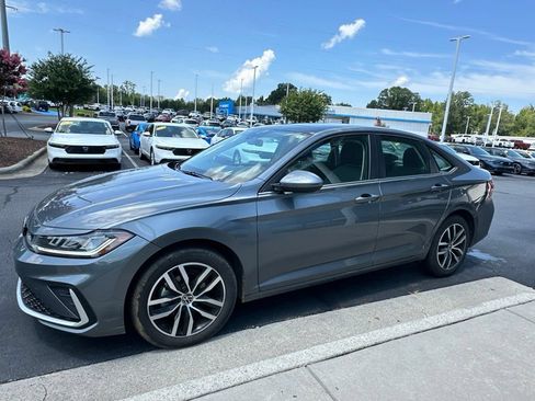 Used 2025 Volkswagen Jetta SE FWD image 2