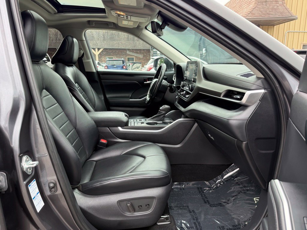 Used 2021 Toyota Highlander XLE AWD/4WD image 17