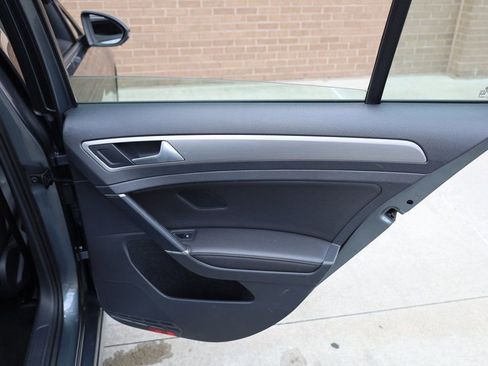 Used 2015 Volkswagen Golf S image 22