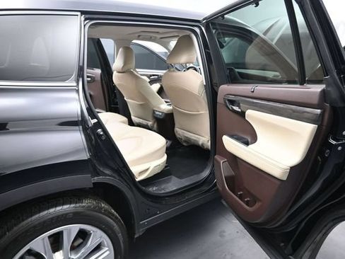 Used 2020 Toyota Highlander Limited FWD image 18