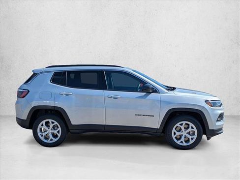 Used 2024 Jeep Compass Latitude AWD/4WD image 4