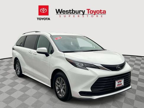 Certified 2026 Toyota Sienna LE AWD/4WD image 1