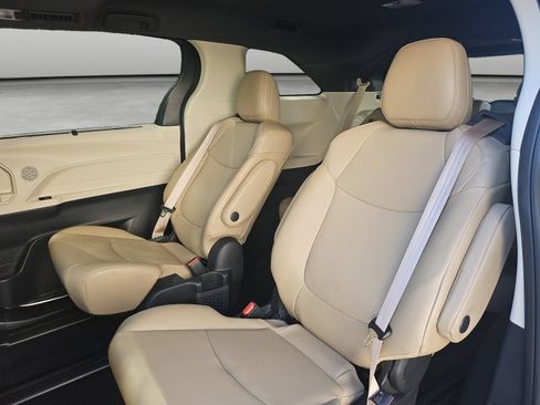 Used 2021 Toyota Sienna XLE FWD image 42