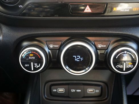 Used 2022 Hyundai Venue Limited image 14