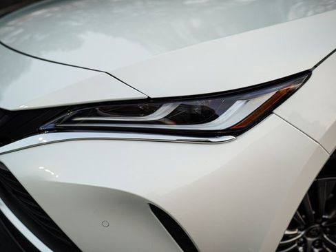 Used 2022 Toyota Venza XLE image 3