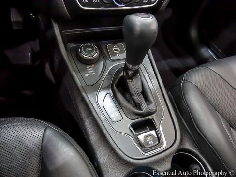 Used 2019 Jeep Cherokee Limited image 26