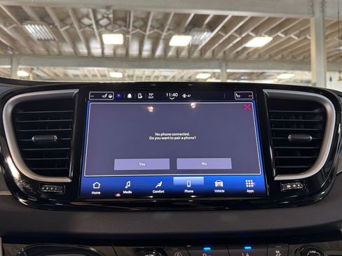 Used 2023 Chrysler Pacifica Touring-L FWD image 19