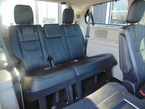 Used 2015 Chrysler Town & Country Touring-L w/ Driver Convenience Group image 5
