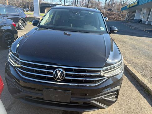 Used 2022 Volkswagen Tiguan SE w/ Panoramic Sunroof Package AWD/4WD image 2
