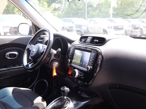 Used 2015 Kia Soul + w/ Audio Package FWD image 31