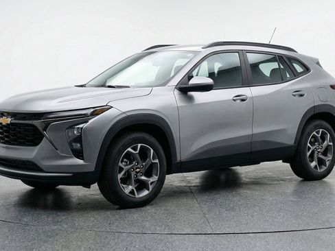 Used 2025 Chevrolet Trax LT image 3