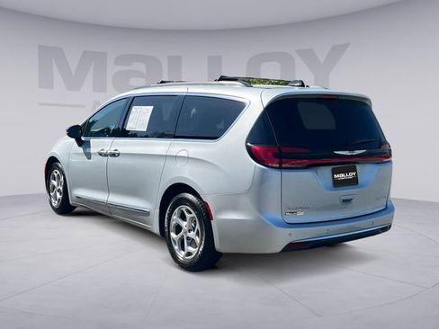 Used 2023 Chrysler Pacifica Limited image 3