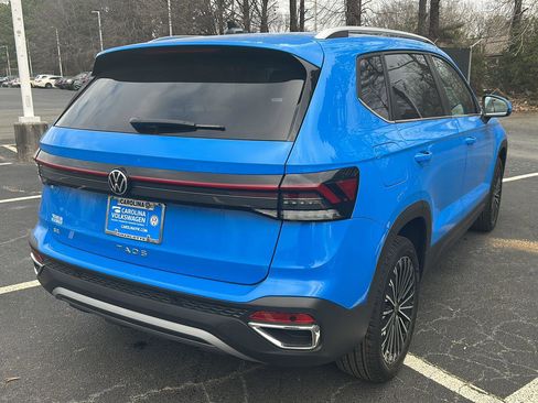 New 2026 Volkswagen Taos SE image 7
