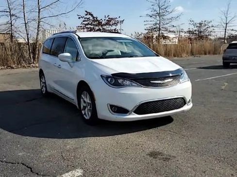 Used 2018 Chrysler Pacifica Touring-L Plus image 2