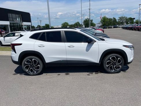 Used 2025 Chevrolet Trax RS w/ Driver Confidence Package FWD image 9