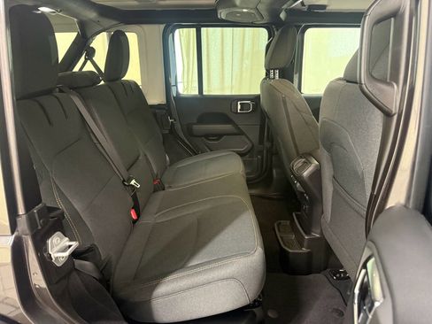 Used 2025 Jeep Wrangler Sahara image 20