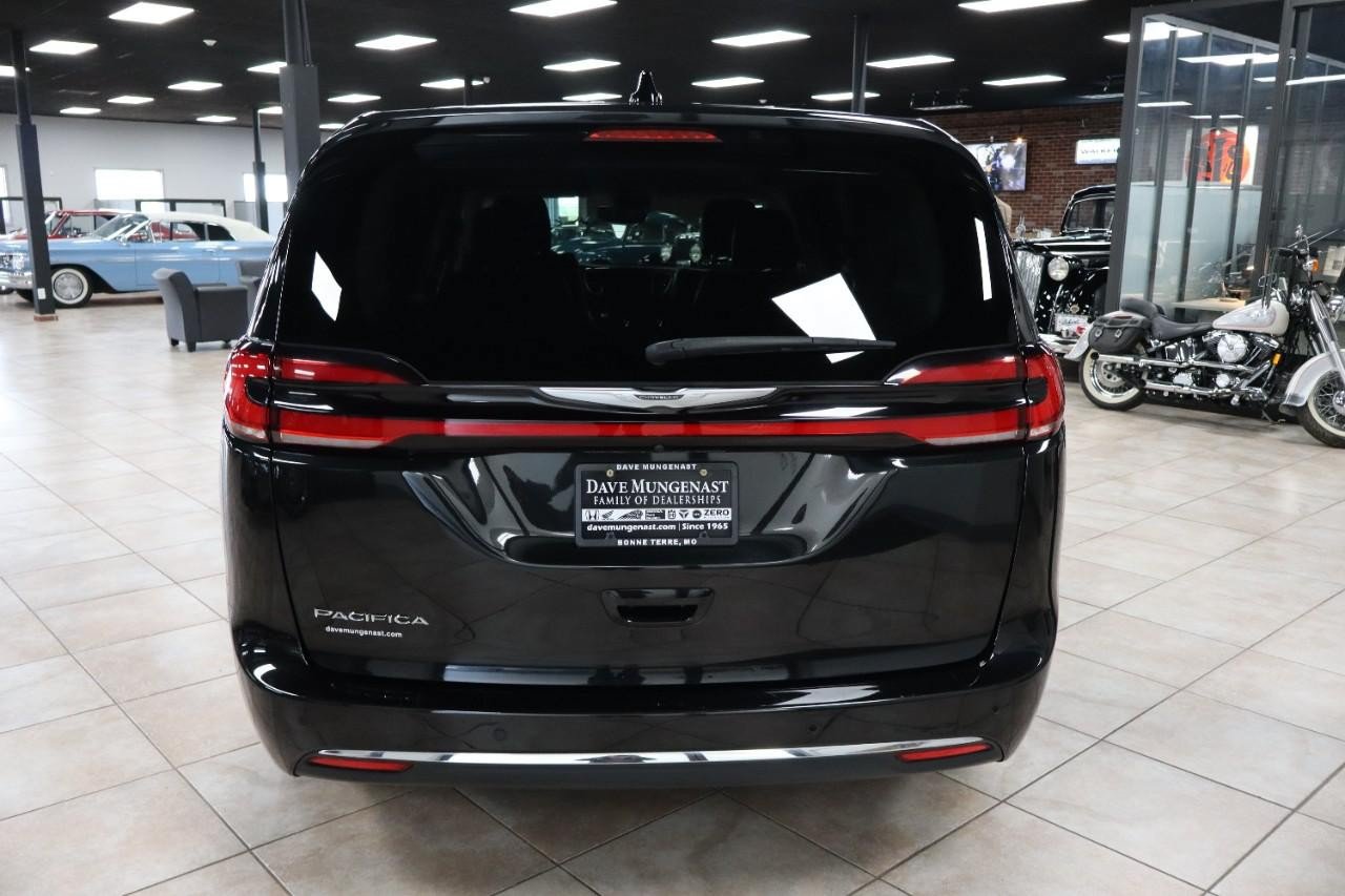 Used 2023 Chrysler Pacifica Touring-L FWD image 5