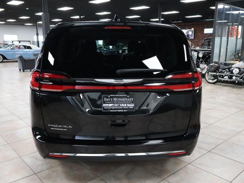 Used 2023 Chrysler Pacifica Touring-L FWD image 5