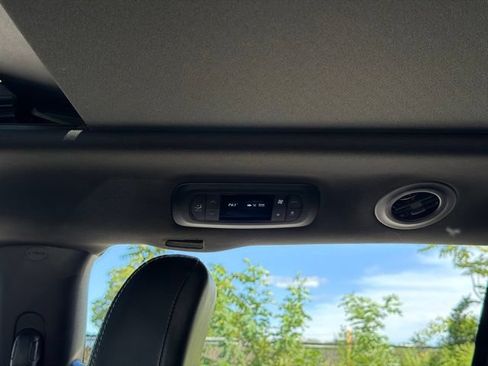 Used 2025 Chrysler Pacifica Limited FWD image 27