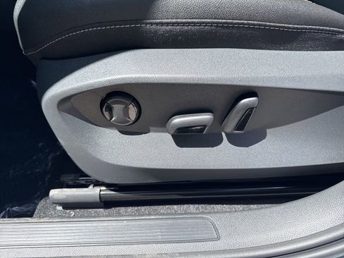 New 2026 Volkswagen Taos SE FWD image 16