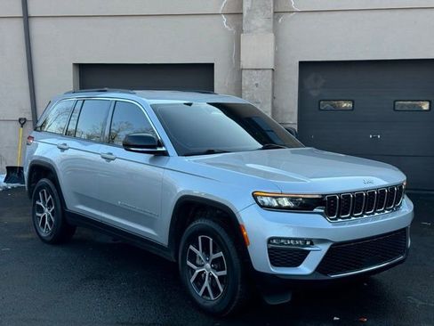 Used 2024 Jeep Grand Cherokee Limited RWD image 3