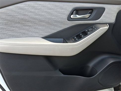 Used 2023 Nissan Rogue SV image 12