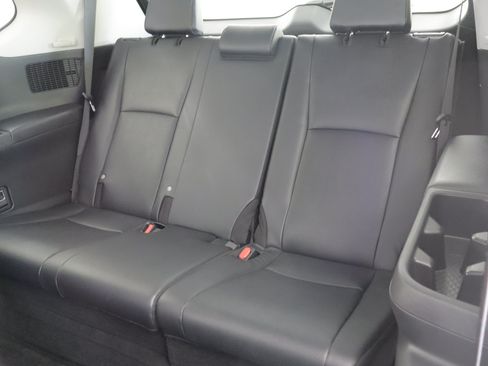 Used 2024 Toyota Grand Highlander AWD image 9
