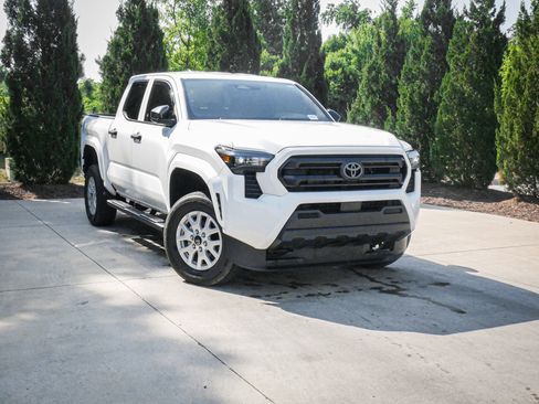 Used 2025 Toyota Tacoma SR AWD/4WD image 2