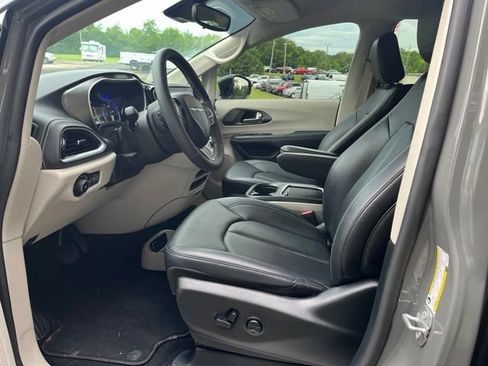 Used 2024 Chrysler Pacifica Touring-L FWD image 14