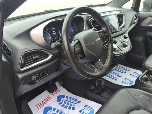 Used 2020 Chrysler Pacifica Touring-L w/ Advanced Safetytec Group image 10