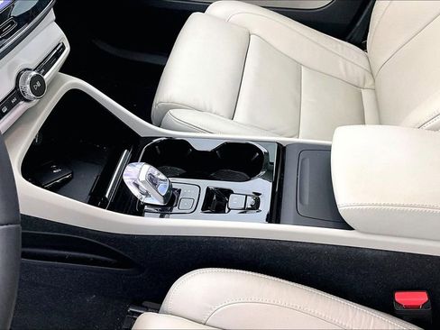 Used 2023 Volvo XC40 B5 Plus w/ Protection Package Premier image 18