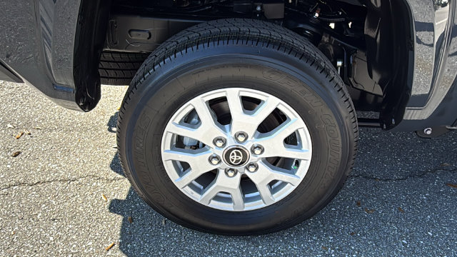 Used 2025 Toyota Tacoma SR5 AWD/4WD image 10