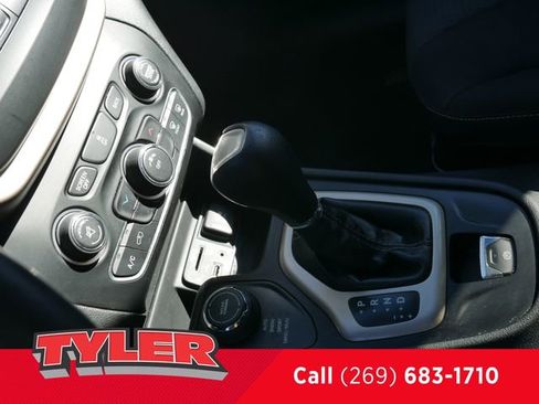 Used 2015 Jeep Cherokee Latitude w/ Cold Weather Group image 39