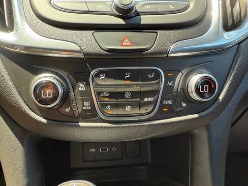 Used 2020 Chevrolet Equinox LT image 44