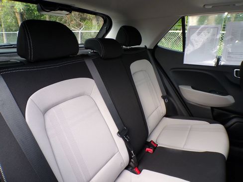 Used 2025 Hyundai Venue SEL FWD image 17