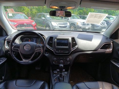 Used 2019 Jeep Cherokee Latitude Plus w/ Cold Weather Group AWD/4WD image 7