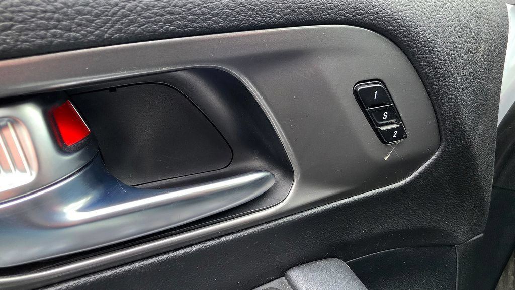 Used 2025 Chrysler Pacifica Select FWD image 18