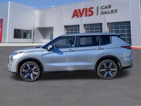 Used 2025 Mitsubishi Outlander SE image 2